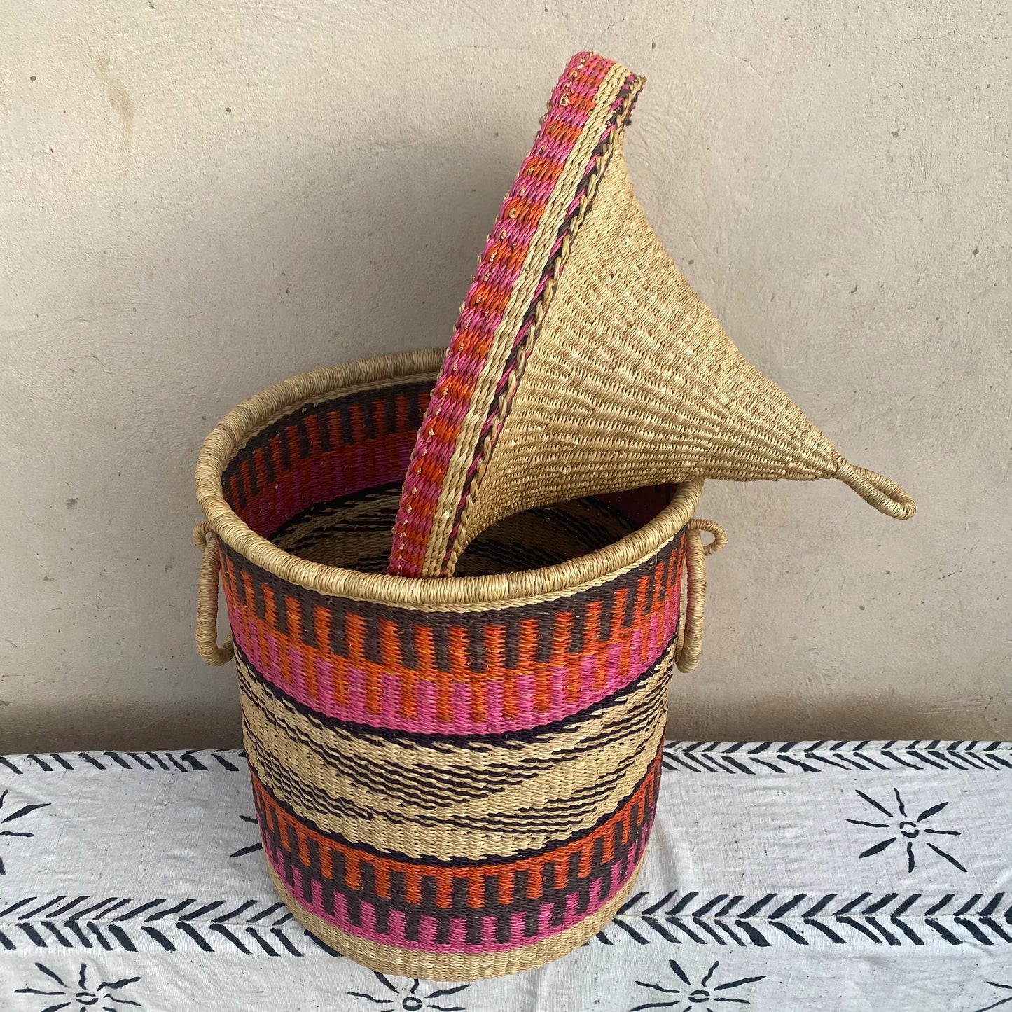 Lidded Bolga Laundry Basket - arabolgabaskets.com
