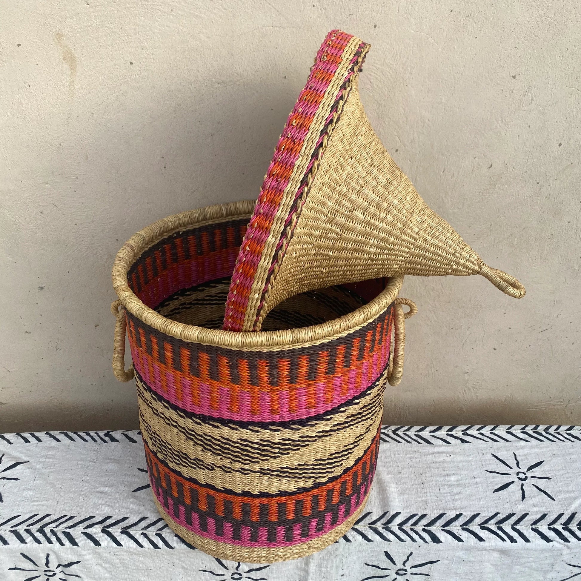 Lidded Bolga Laundry Basket - arabolgabaskets.com