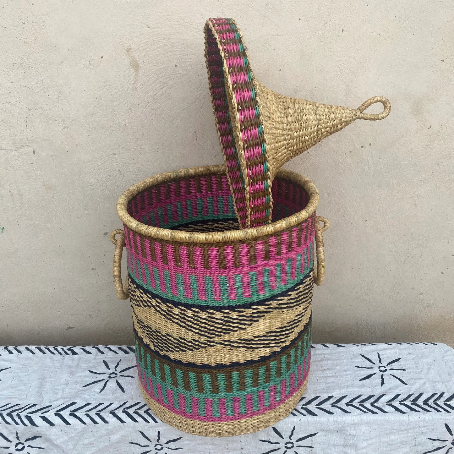 Lidded Bolga Laundry Basket - arabolgabaskets.com