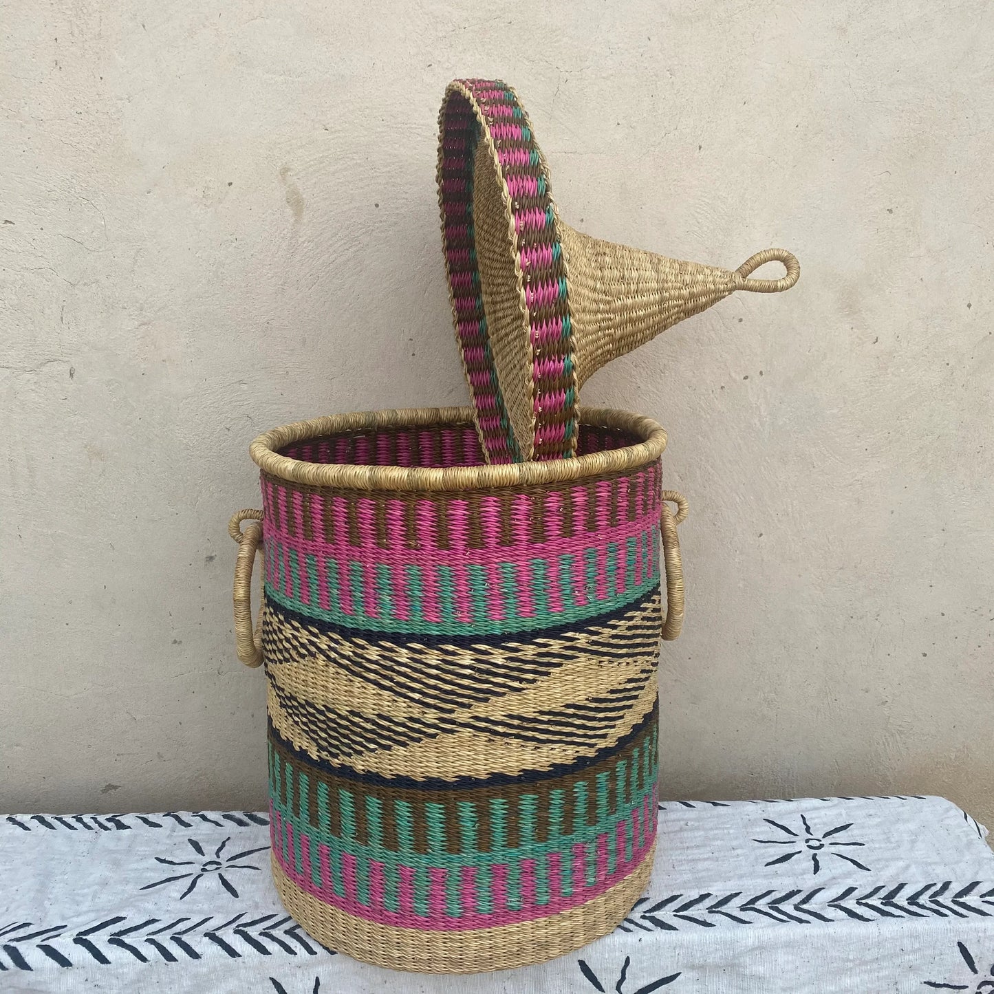 Lidded Bolga Laundry Basket - arabolgabaskets.com