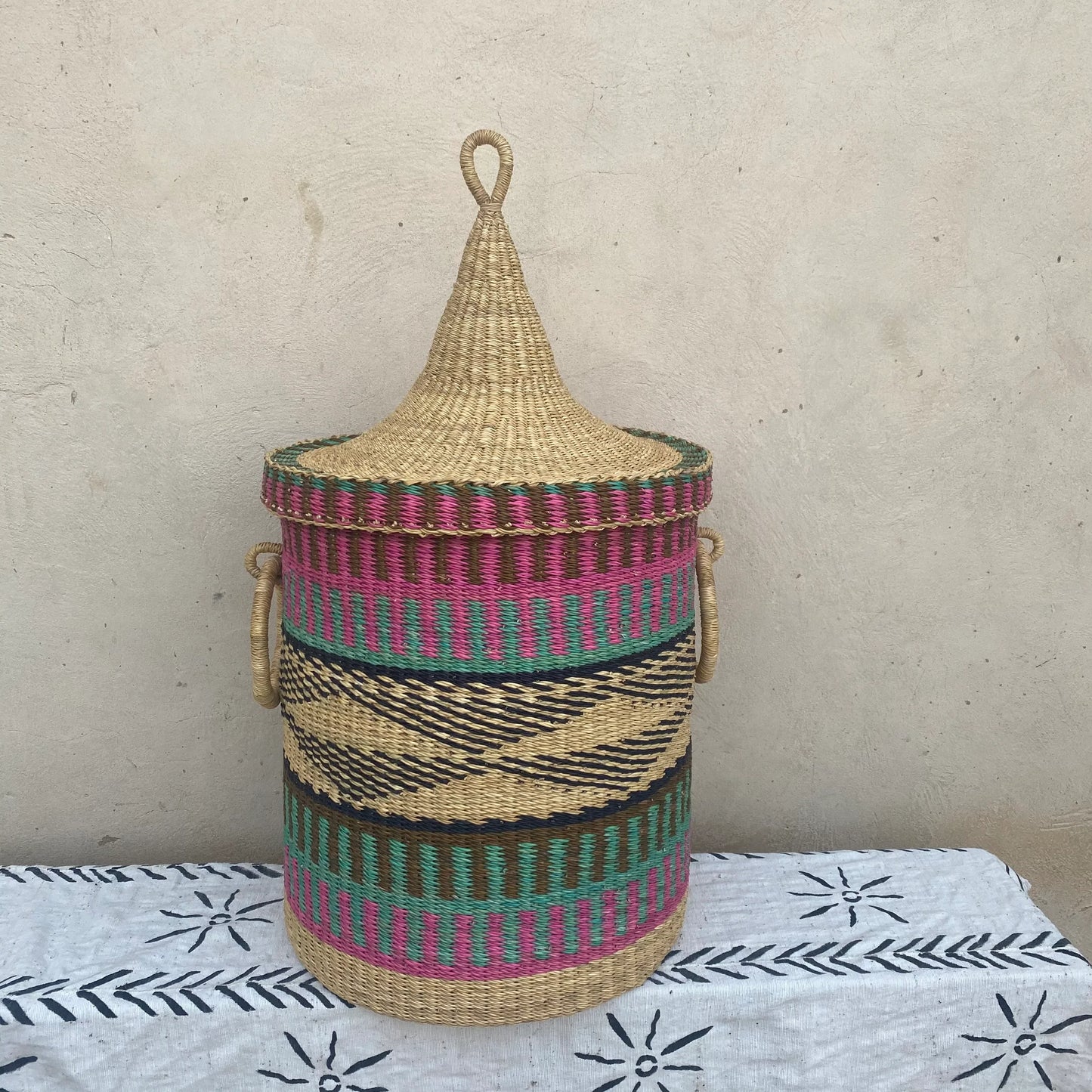 Lidded Bolga Laundry Basket - arabolgabaskets.com