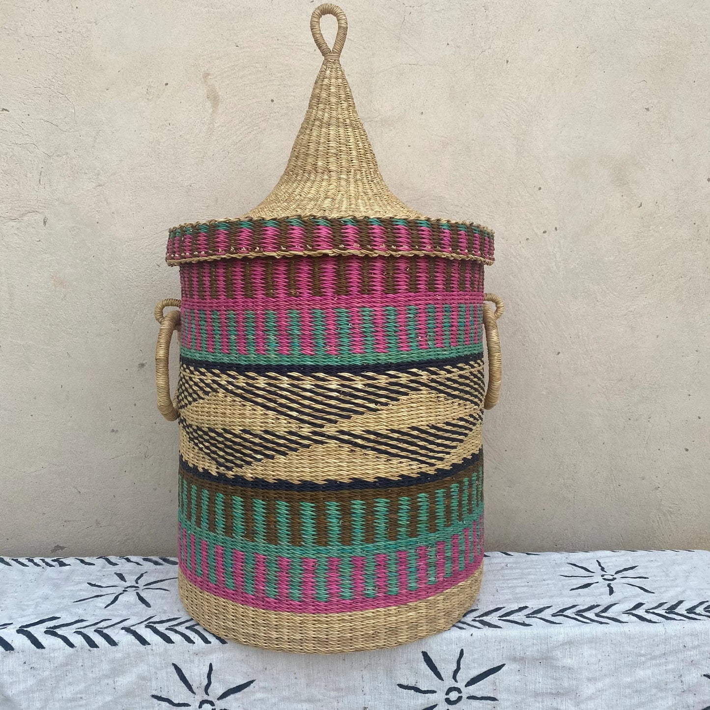Lidded Bolga Laundry Basket - arabolgabaskets.com