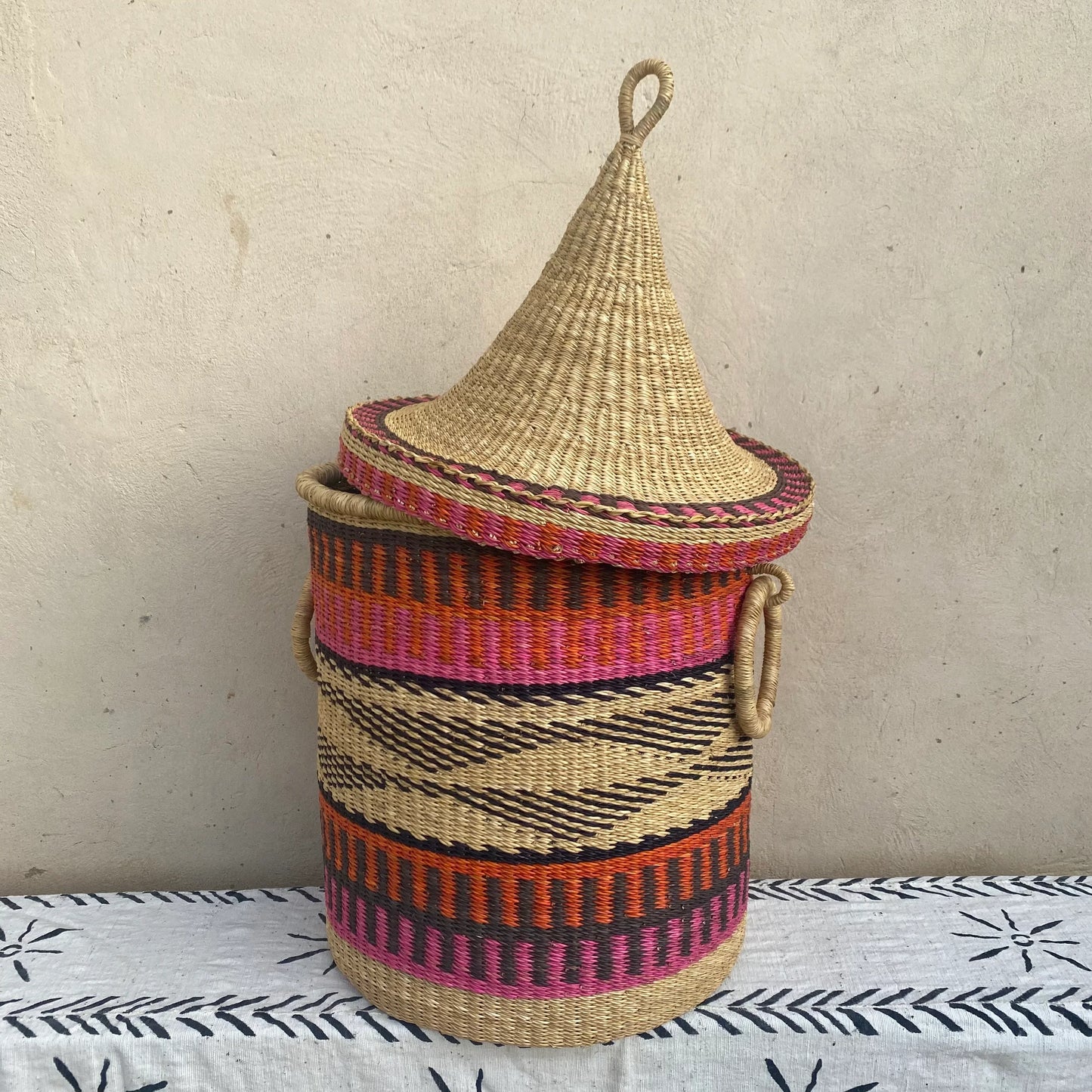 Lidded Bolga Laundry Basket - arabolgabaskets.com