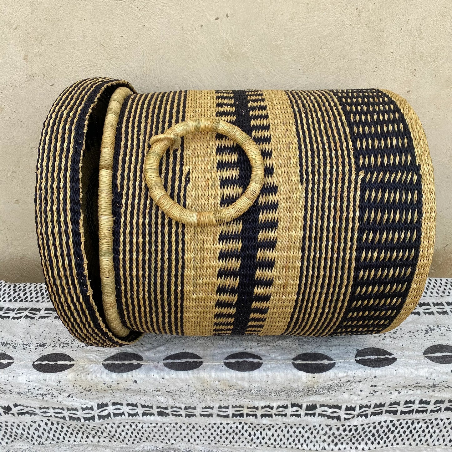 Black & Natural Lidded Bolga Hamper Basket/Laundry Basket - arabolgabaskets.com