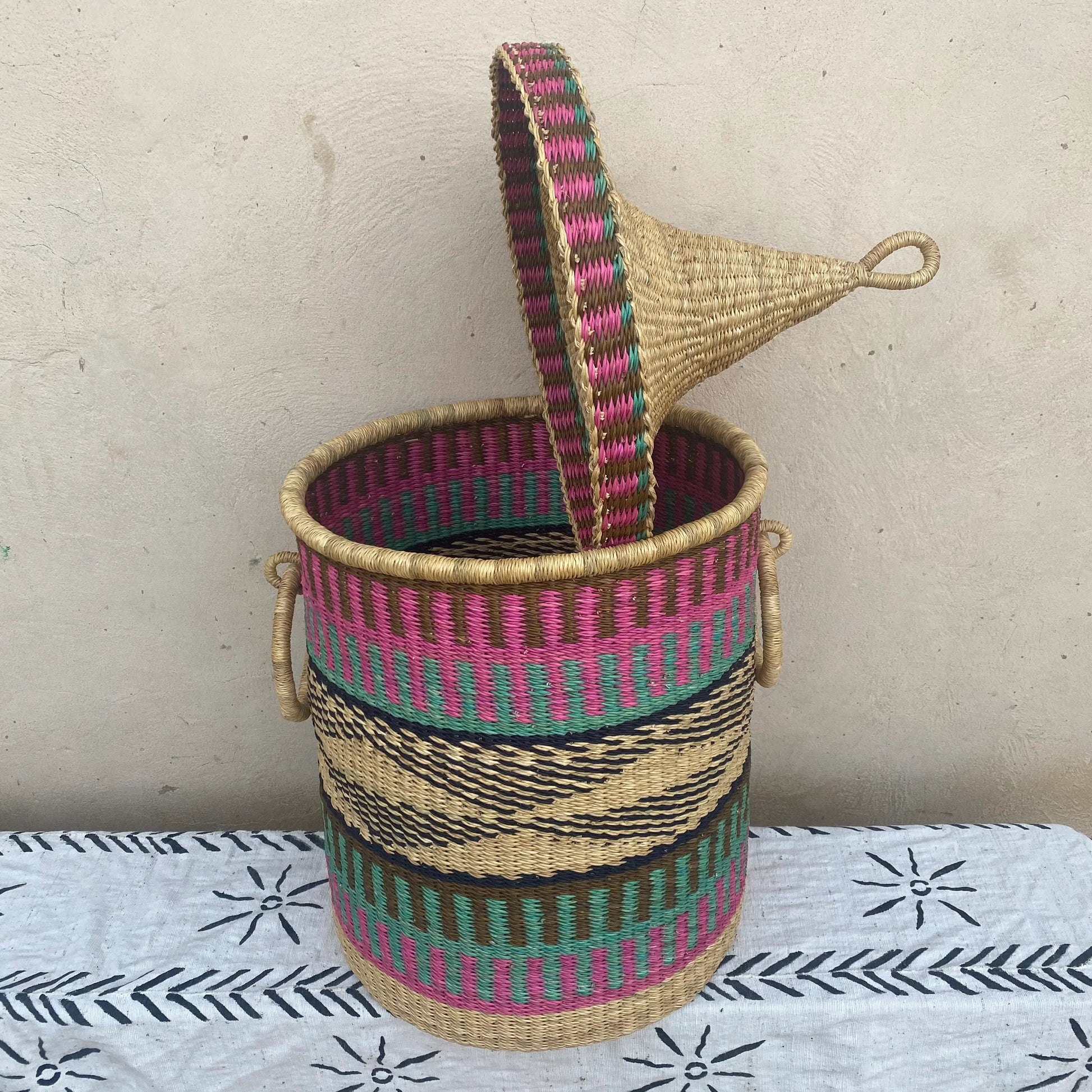Lidded Bolga Laundry Basket - arabolgabaskets.com